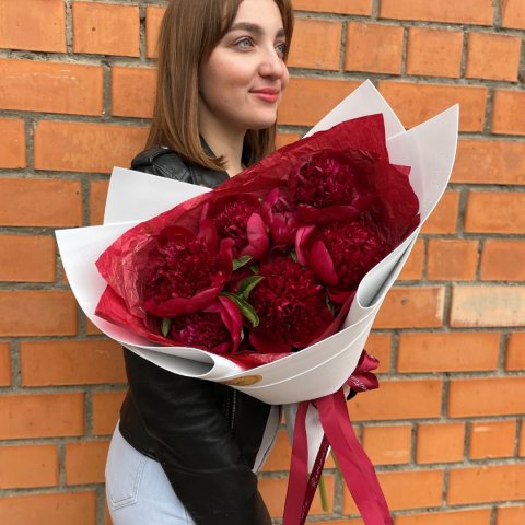 Бордовые пионы в Уфе от магазина цветов «ЦВЕТ Н@СТРОЕНИЯ», ⏰Работаем 24/7!