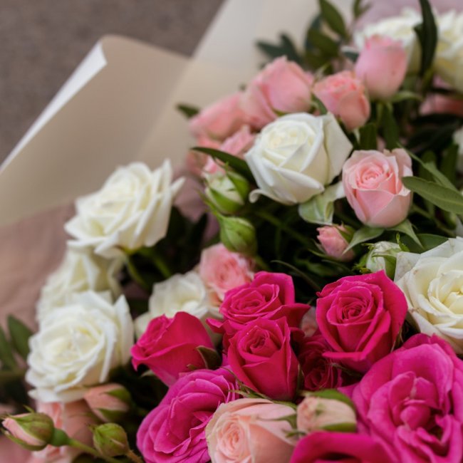 Кустовые розы в упаковке - салон «Цвет настроения» в Уфе