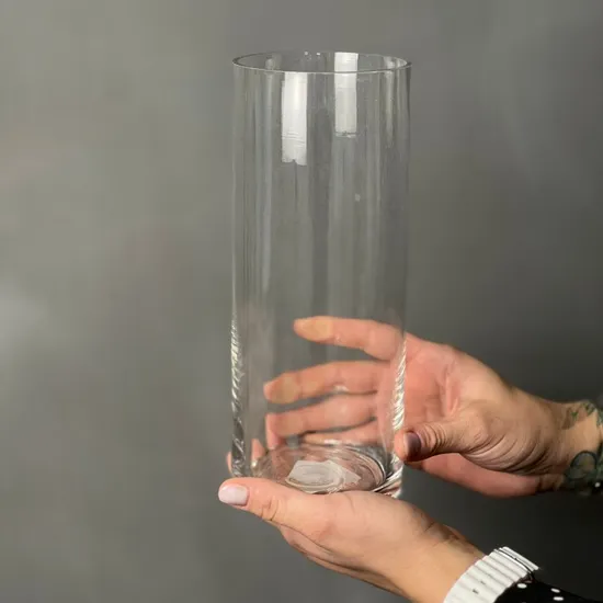 Прозрачная стеклянная ваза от интернет-магазина цветов в 