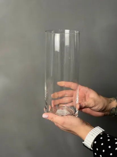 Прозрачная стеклянная ваза от интернет-магазина цветов в 