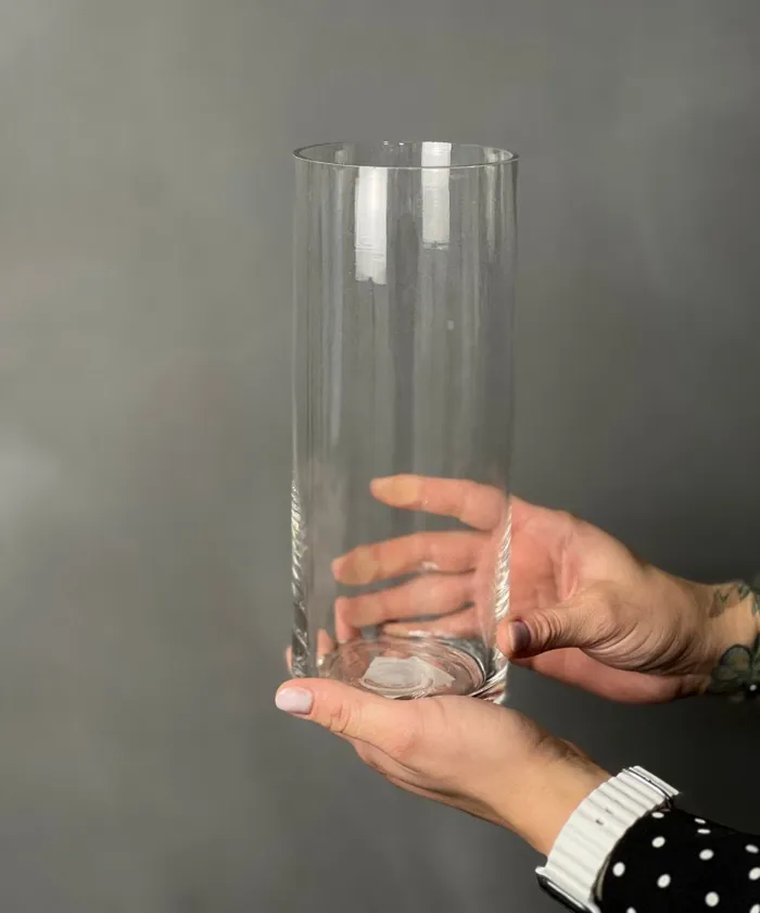 Прозрачная стеклянная ваза от интернет-магазина цветов в 