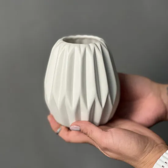 Керамическая ваза белая от интернет-магазина цветов в 