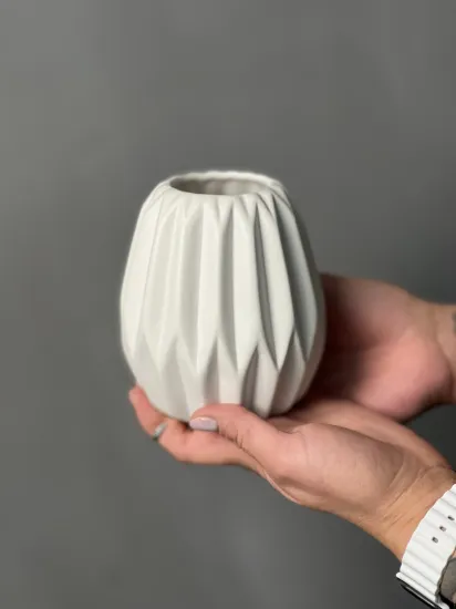 Керамическая ваза белая от интернет-магазина цветов в 