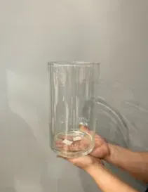 Прозрачная ваза из стекла
