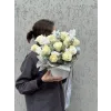 Композиция в шляпной коробке с белыми розами