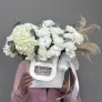 Композиция в сумке с белой гортензией и гвоздиками