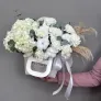 Композиция в сумке с белой гортензией и гвоздиками