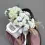 Композиция в сумке с белой гортензией и гвоздиками