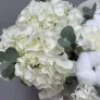 Композиция в сумке с белой гортензией и гвоздиками