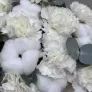 Композиция в сумке с белой гортензией и гвоздиками