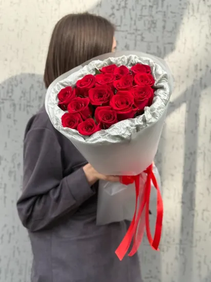 15 красных роз в упаковке от интернет-магазина цветов в 