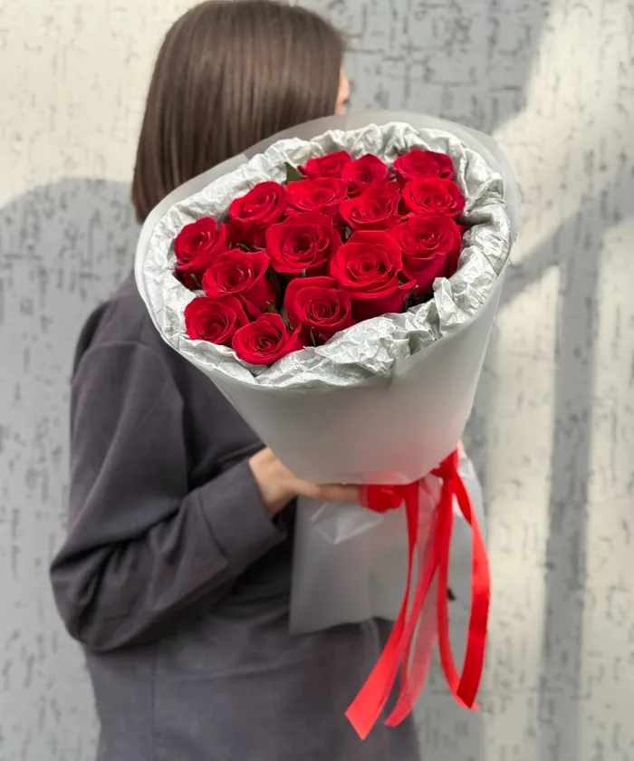15 красных роз в упаковке от интернет-магазина цветов в 