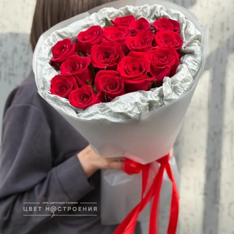 15 красных роз 60см в упаковке