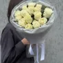 15 белых роз 60см в упаковке