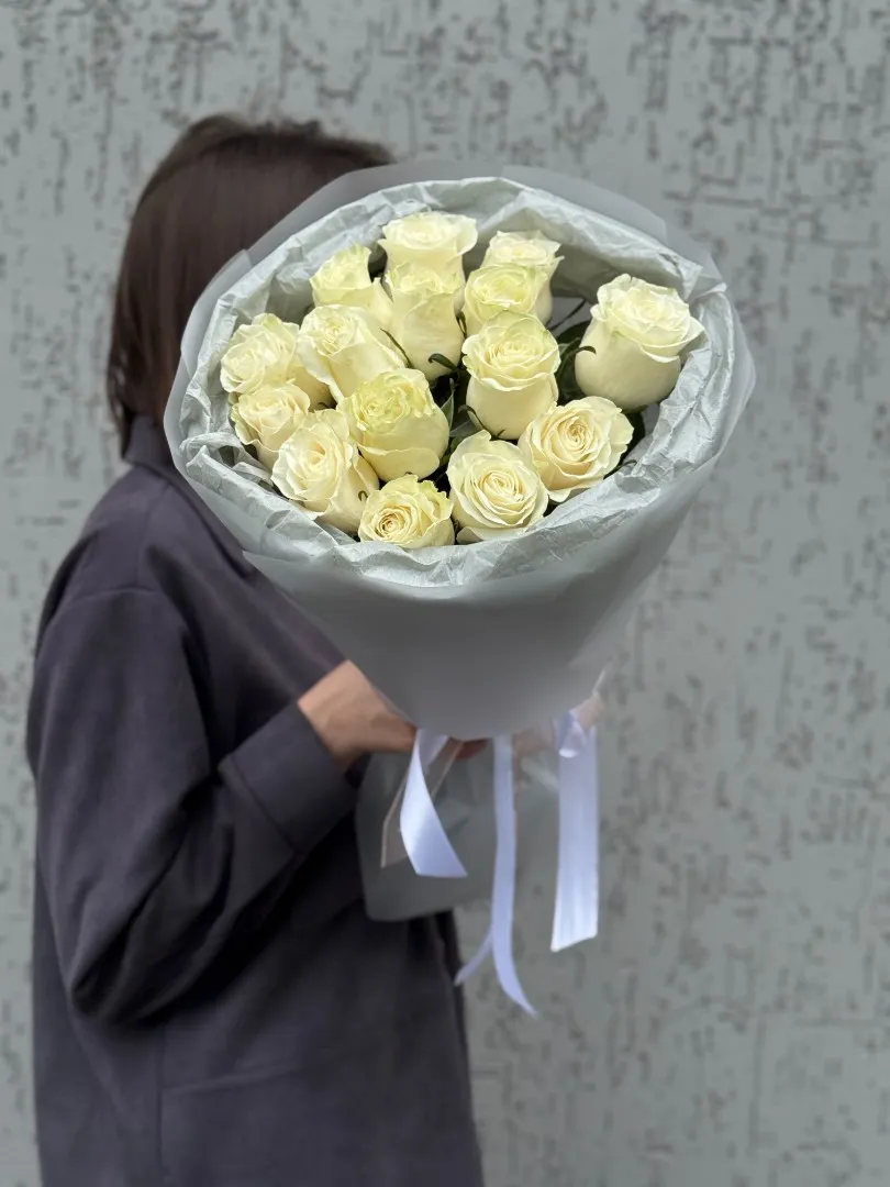 15 белых роз в упаковке от интернет-магазина цветов в 