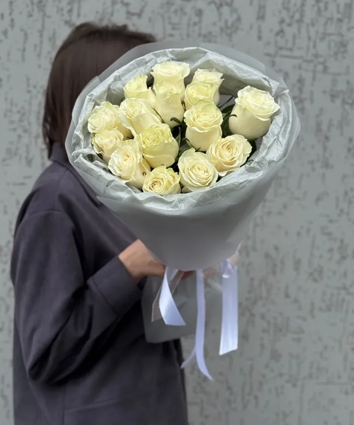 15 белых роз в упаковке от интернет-магазина цветов в 