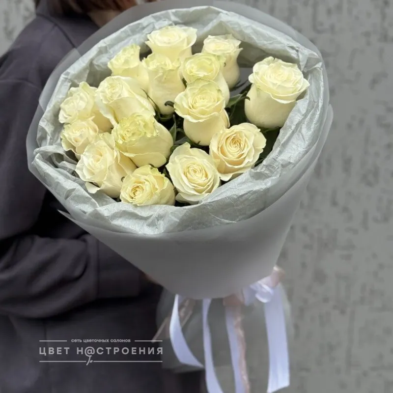 15 белых роз 60см в упаковке