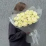 25 белых роз 60см в упаковке