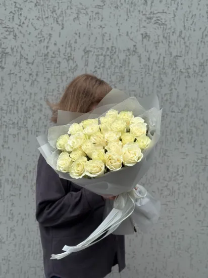 25 белых роз в упаковке от интернет-магазина цветов в 