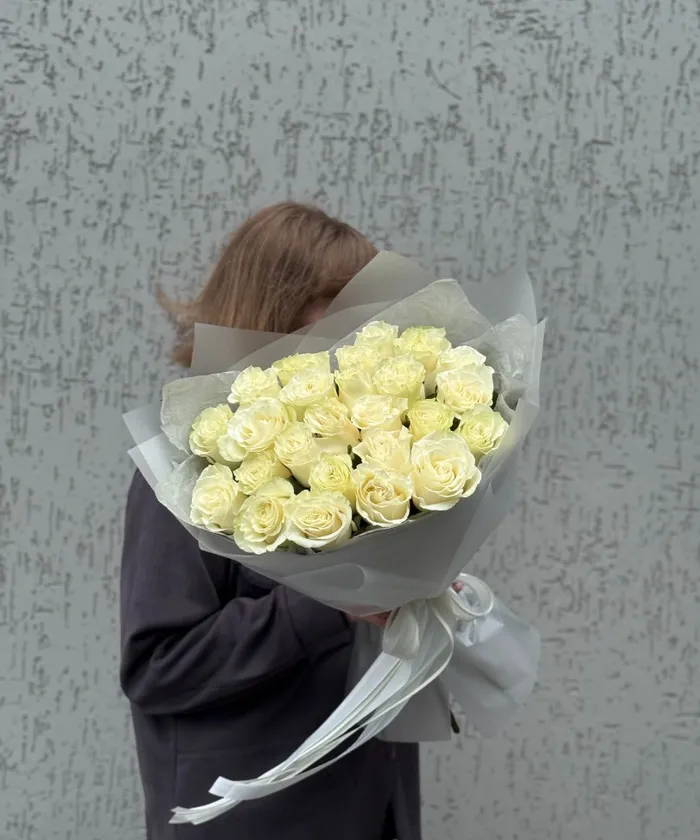 25 белых роз в упаковке от интернет-магазина цветов в 