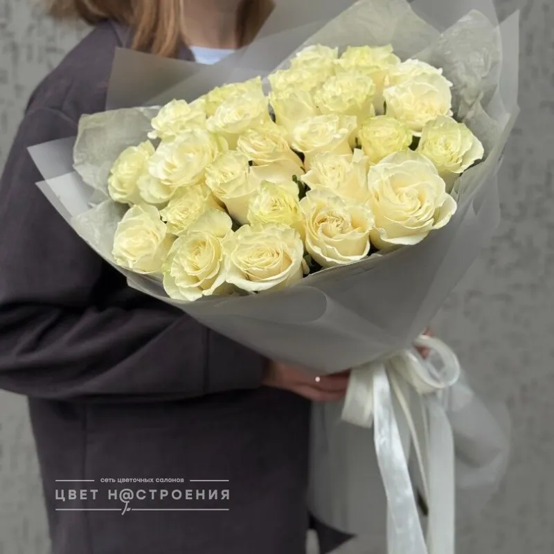 25 белых роз 60см в упаковке