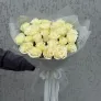 25 белых роз 60см в упаковке