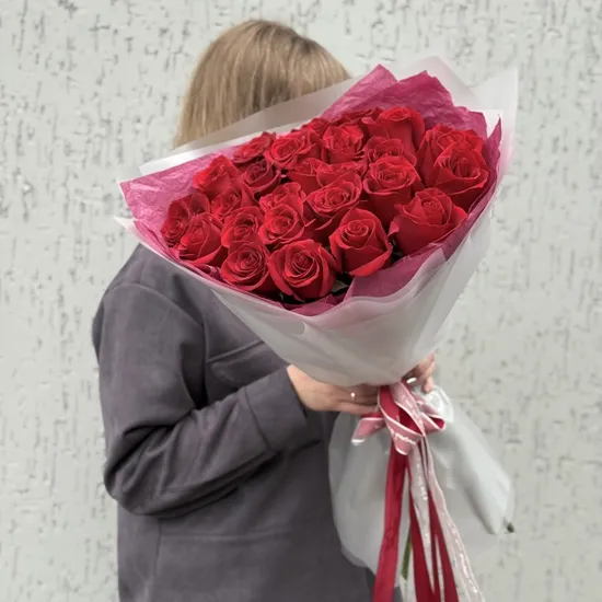 25 красных роз в упаковке от интернет-магазина цветов в 