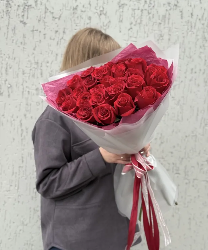 25 красных роз в упаковке от интернет-магазина цветов в 