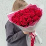25 красных роз 60см в упаковке