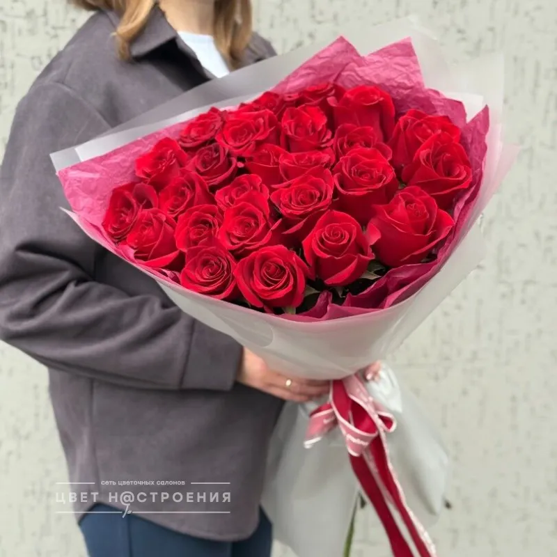 25 красных роз 60см в упаковке