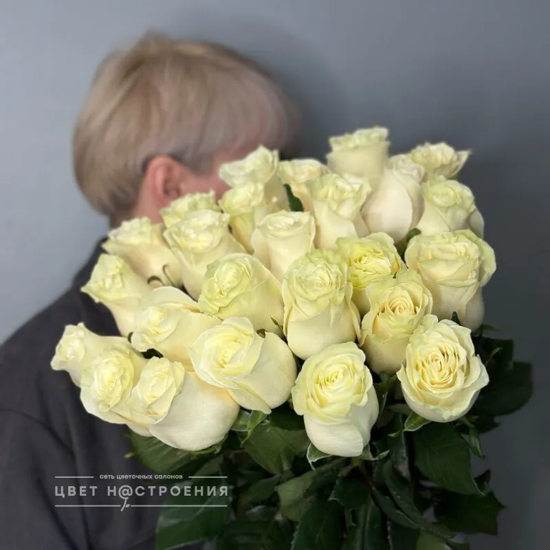 25 белых роз 60см