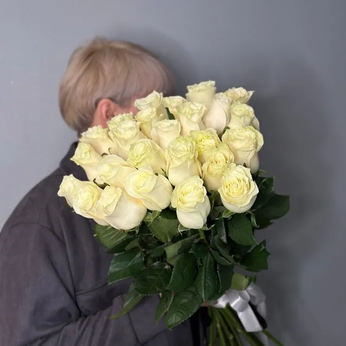 25 белых роз 60см