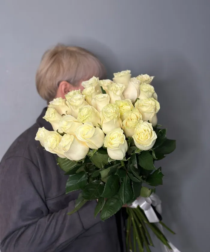25 белых роз 60см
