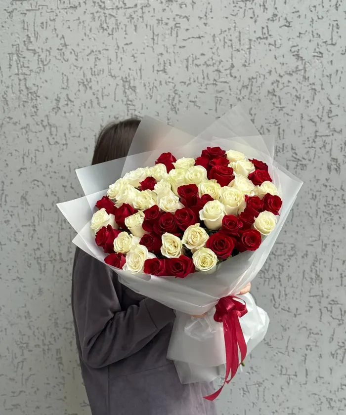 51 красно-белая роза в упаковке от интернет-магазина цветов в 