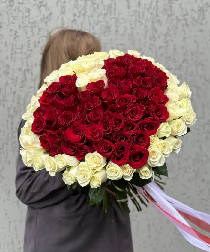 101 роза в форме сердца 60см