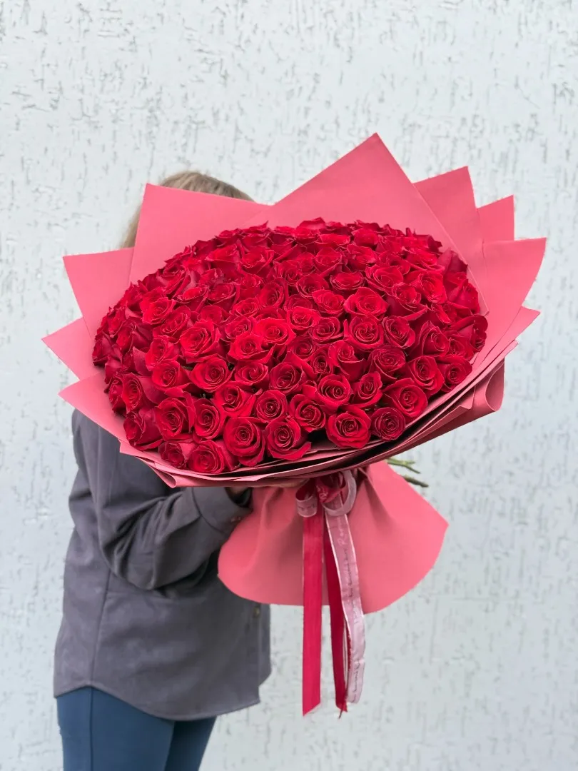 101 красная роза в упаковке от интернет-магазина цветов в 