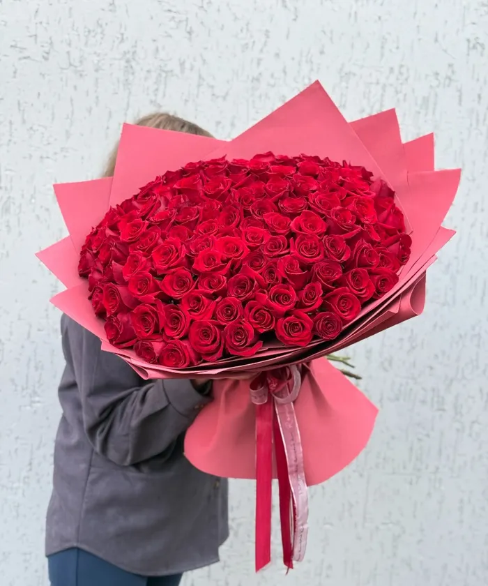 101 красная роза в упаковке от интернет-магазина цветов в 