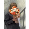 Оранжево-белый букет с кустовой розой и гермини