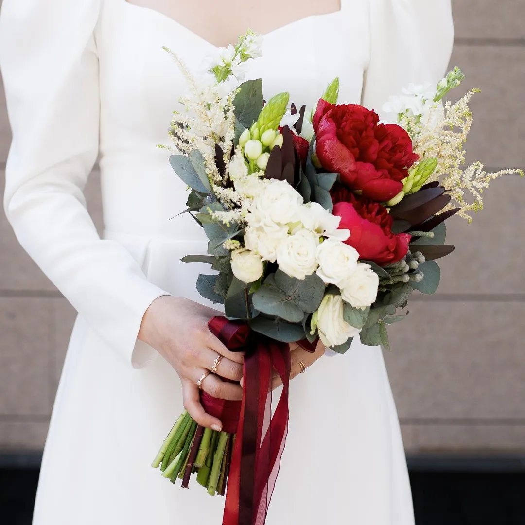 Свадебный букет «Клубничный поцелуй» от интернет-магазина цветов в 