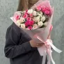 Букет из 7 кустовых роз с зеленью в упаковке