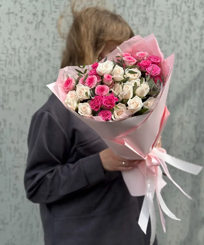 Букет из 7 кустовых роз с зеленью в упаковке от интернет-магазина цветов в 