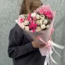 Букет из 7 кустовых роз с зеленью в упаковке