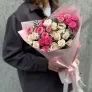 Букет из 7 кустовых роз с зеленью в упаковке