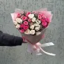 Букет из 7 кустовых роз с зеленью в упаковке