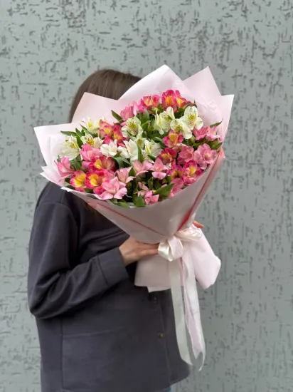 Радужные альстромерии от интернет-магазина цветов в 