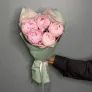 Букет из 5 розовых пионов в упаковке «Таинственное очарование»