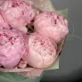 Букет из 5 розовых пионов в упаковке «Таинственное очарование»