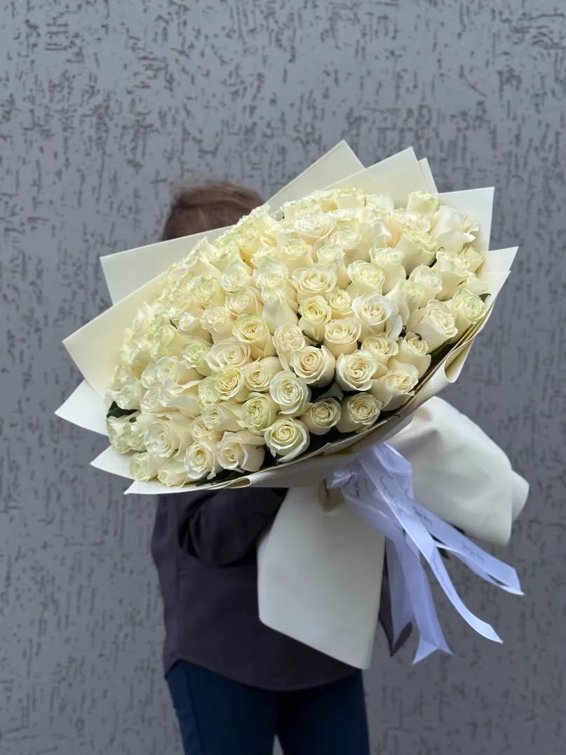 101 белая роза в упаковке от интернет-магазина цветов в 
