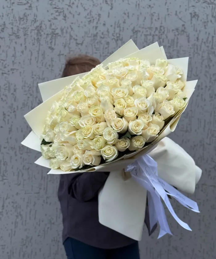 101 белая роза в упаковке от интернет-магазина цветов в 