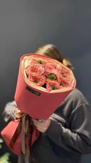 11 пионовидных роз Мандарин экспрешен в упаковке от интернет-магазина цветов в 